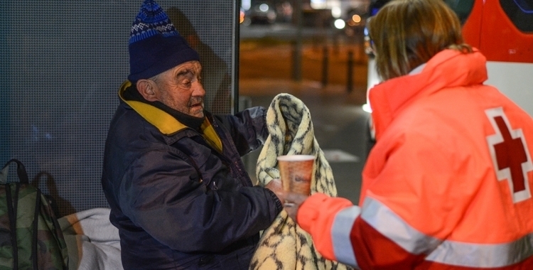 Una persona sense llar, en una imatge d'arxiu | Roger Benet